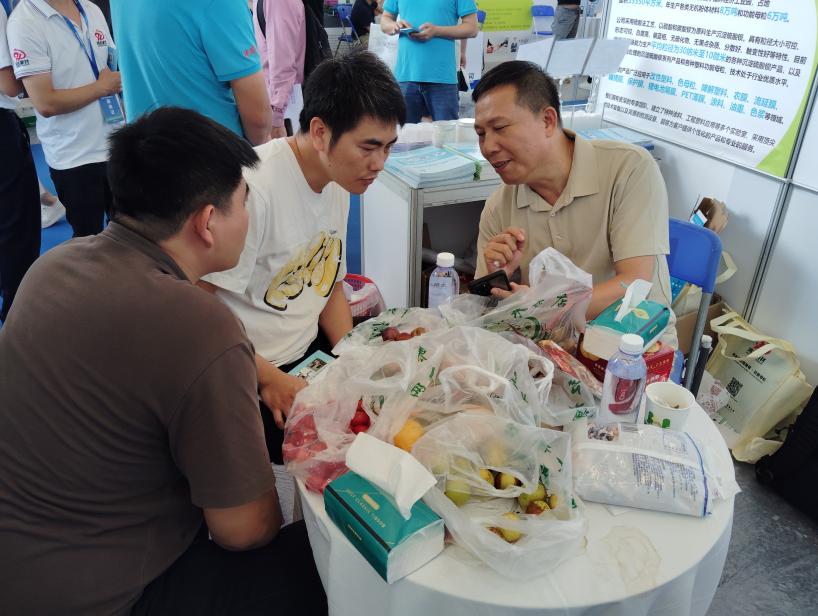 云浮鸿志公司董事长方裕贤先生亲临现场,给客人介绍产品的优势与应用 云浮鸿志公司董事长方裕贤先生亲临现场,给客人介绍产品的优势与应用